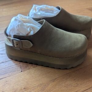 Bryr Tegan Clog in Seaweed